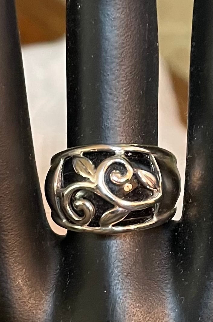 Sterling Onyx Ring-Size 5 ……..7.0 gr