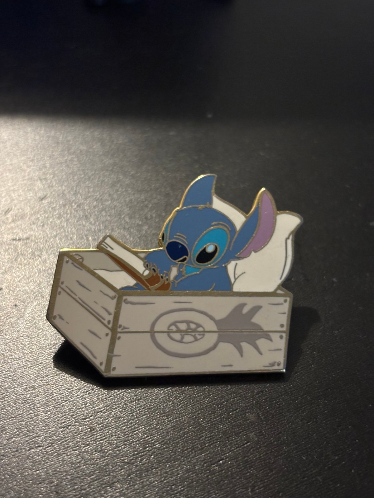 RARE! 2003 DISNEY Trading Pin - STITCH in PINEAPPLE BOX Crate BED with Book