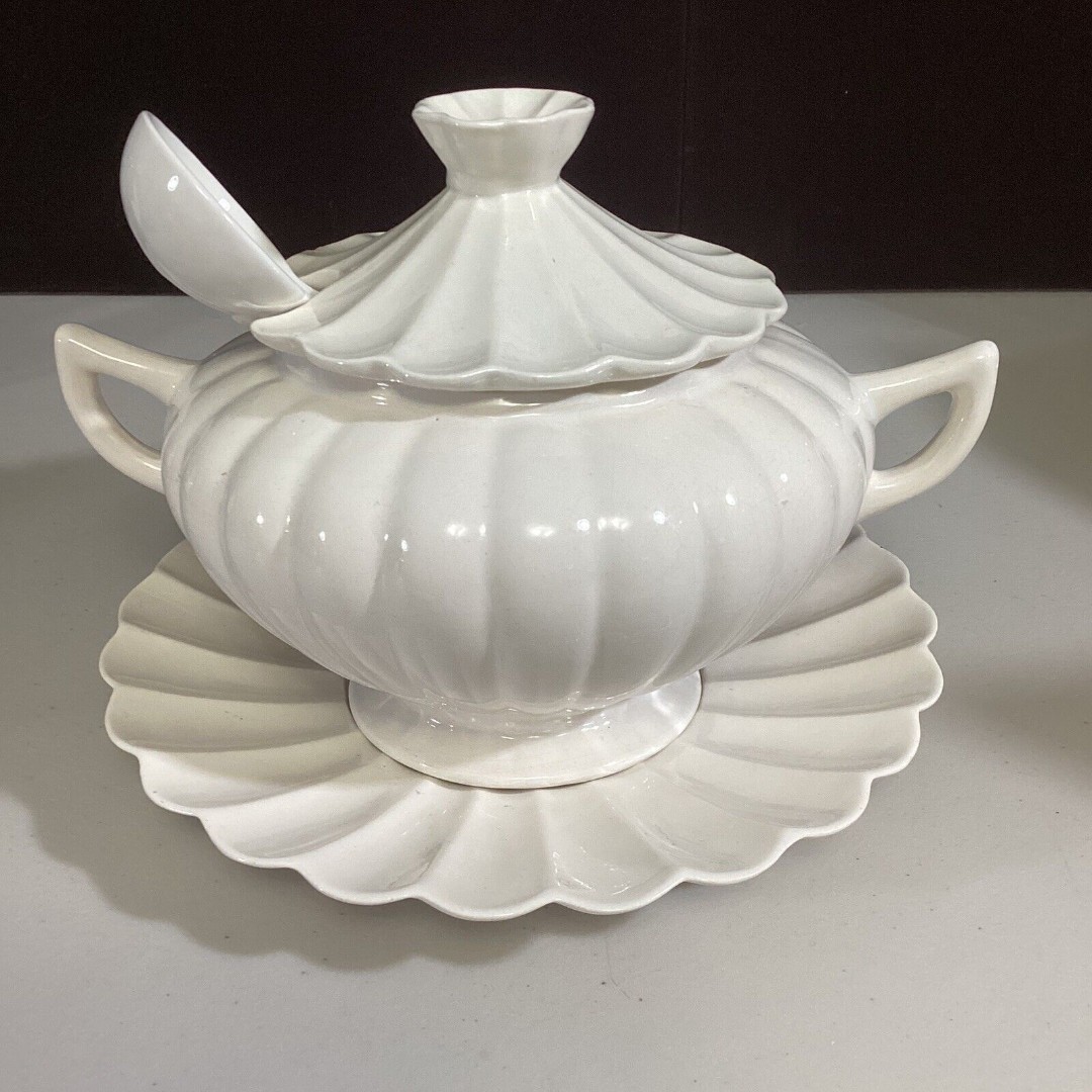 READ Vintage OUSA Glazed White Ceramic Porcelain Tureen w/Saucer & Ladle C618