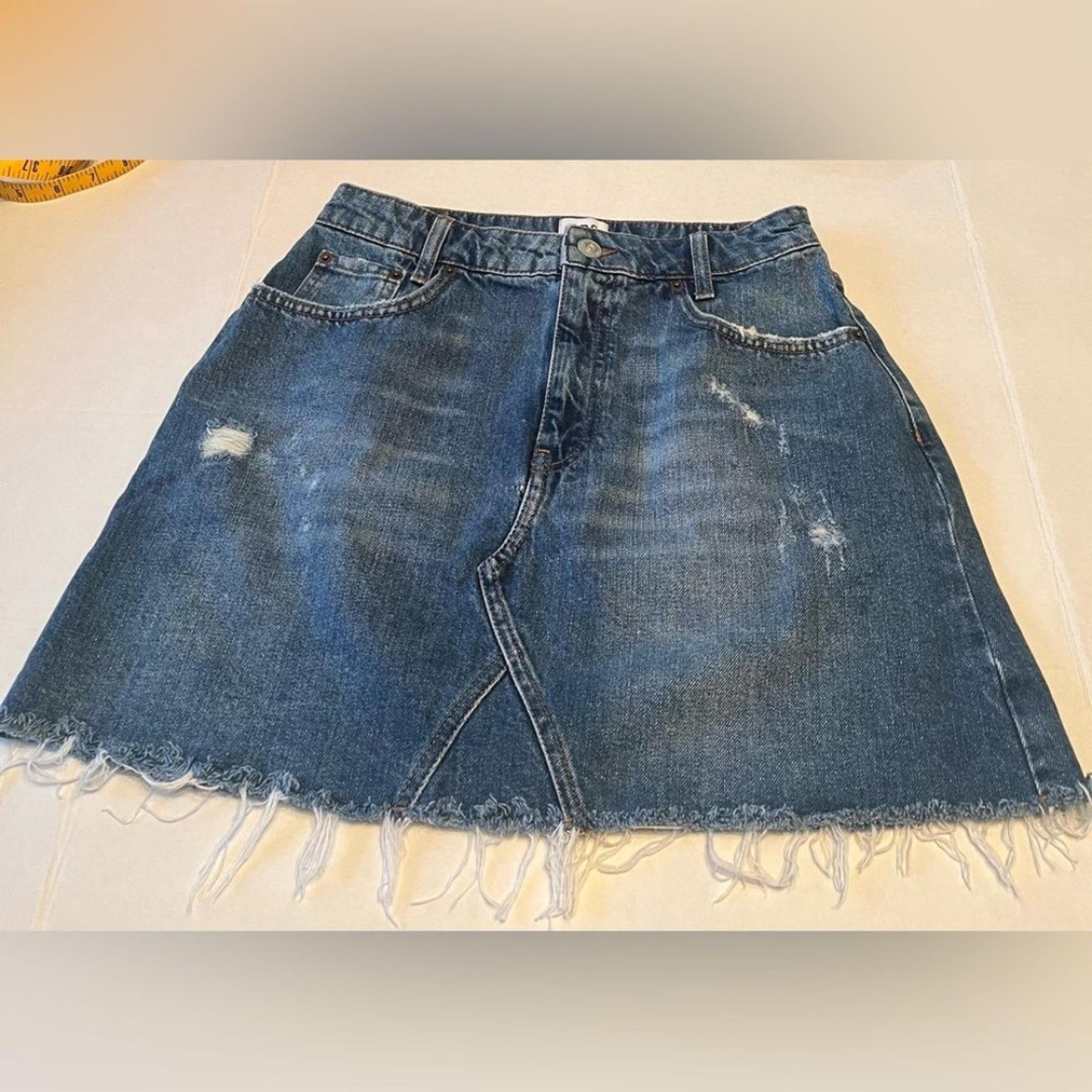 BDG distressed denim mini skirt, size Medium. Zipper closure and 5 pockets.