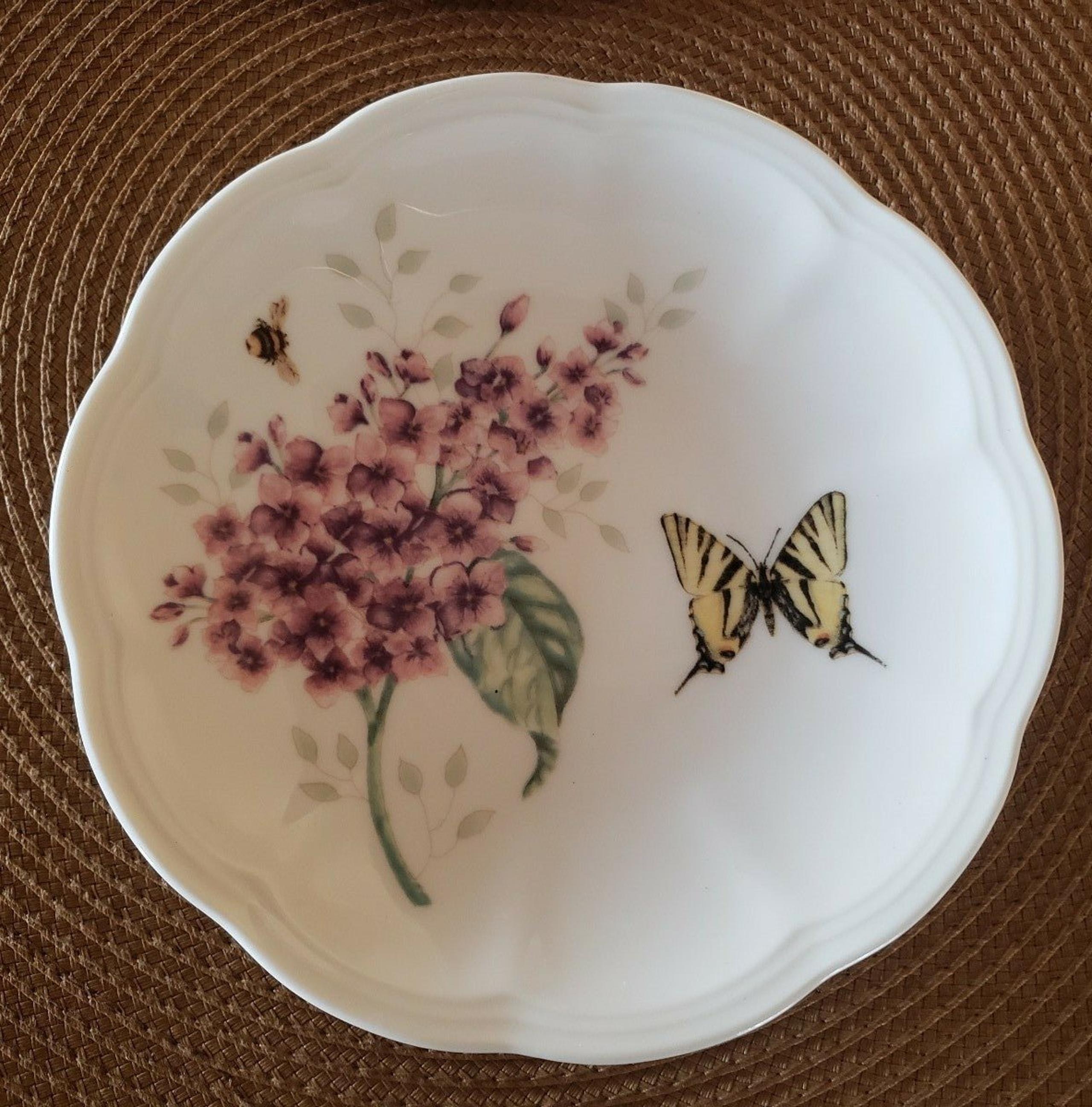 Lenox Butterfly Meadow dessert Plate, Yellow Butterfly Bee, in good condition.