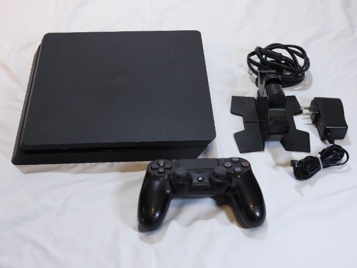 Sony PlayStation 4 SLIM Console with Controller & GAMES