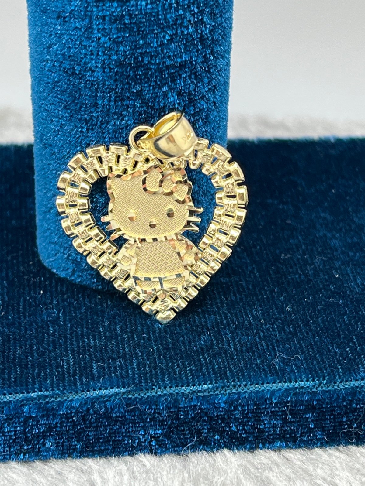 Brand new 10k Gold Hello Kitty jubilee Heart Pendant