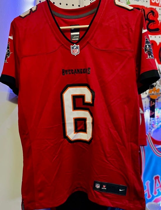 NWOT W/Flaws Womens Nike Tampa Bay Buccaneers Baker Mayfield Jersey Size Medium.