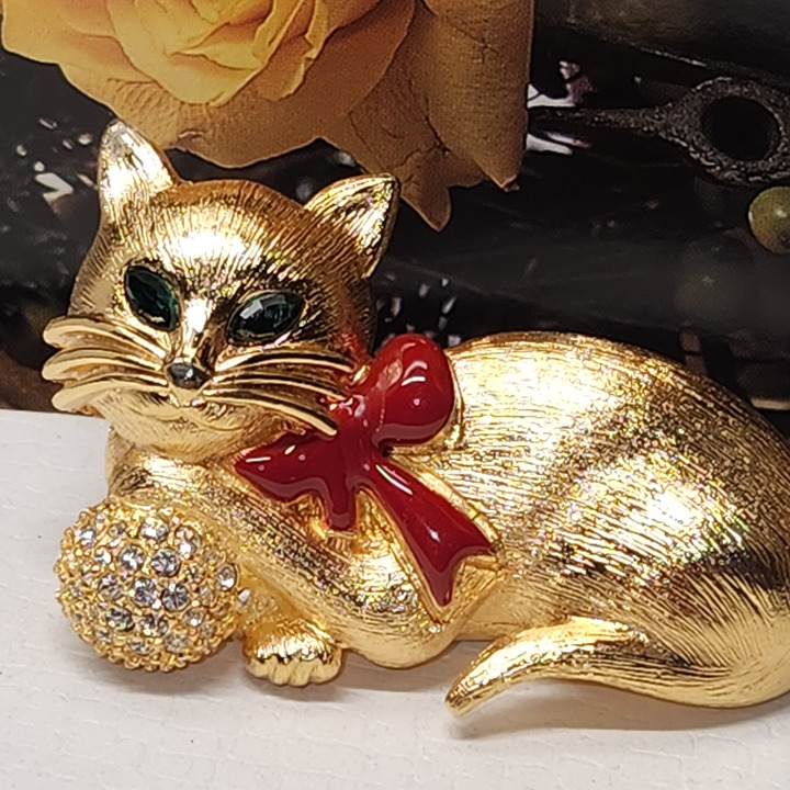 #2433, SIGNED NAPIER VINTAGE CAT BROOCH, RHINESTONES CLUSTER BALLS.