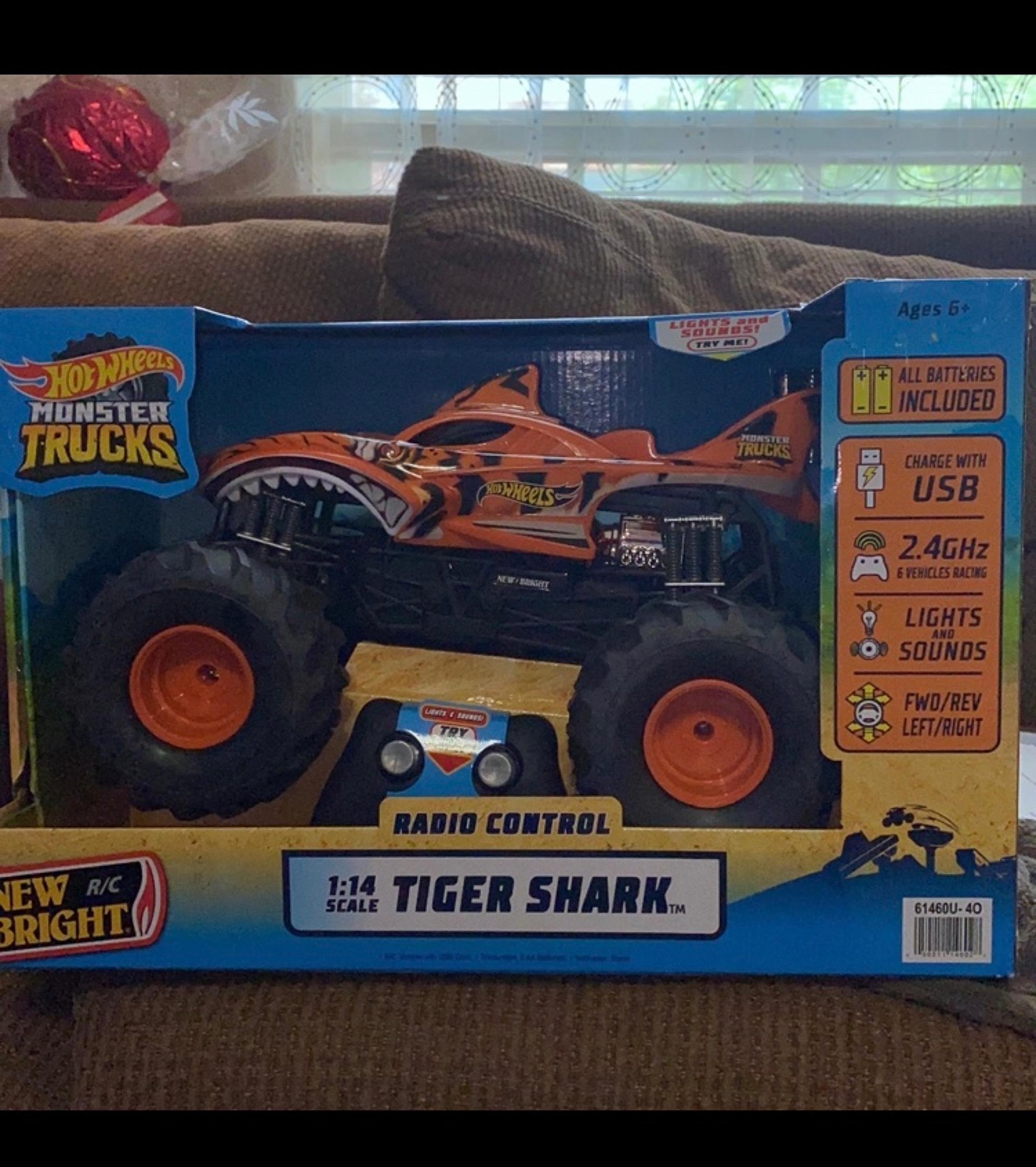 1:14 Hot Wheels R/C Tiger Shark