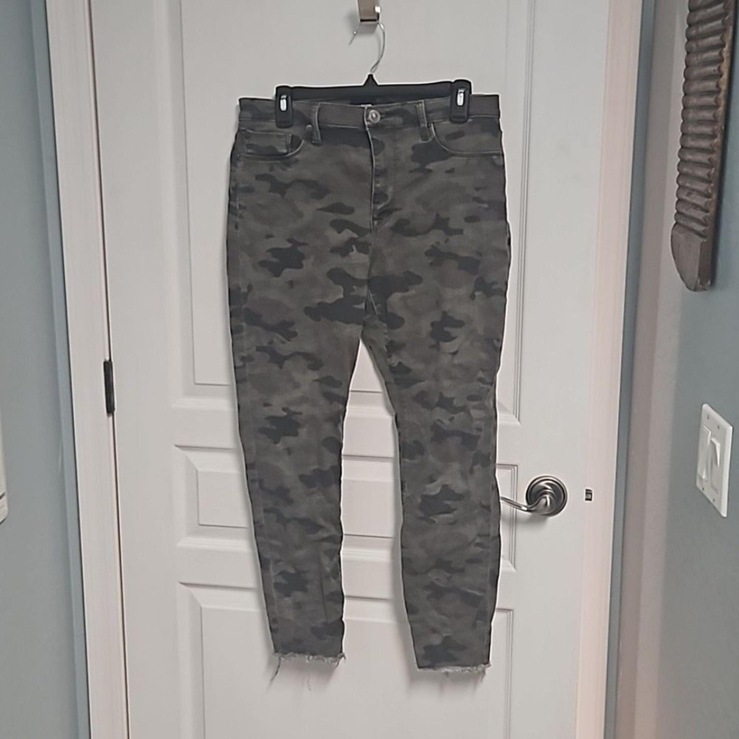 Hudson Camo Barbara Crop Raw Hem Skinny jeans size 30