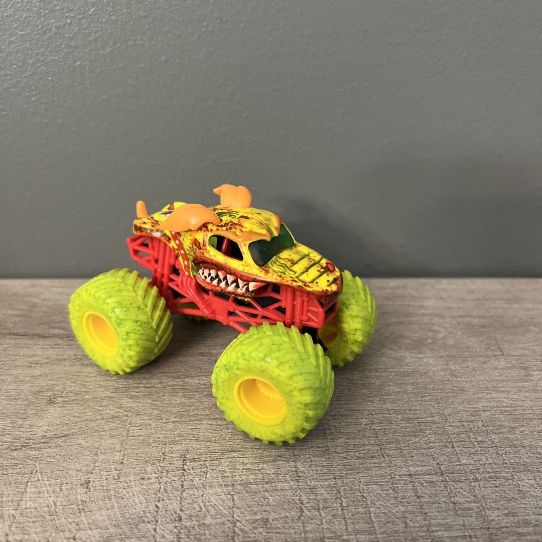 Spin Master Monster Jam Monster Mutt Rottweiler Zombie Invasion 1:64, PREOWNED