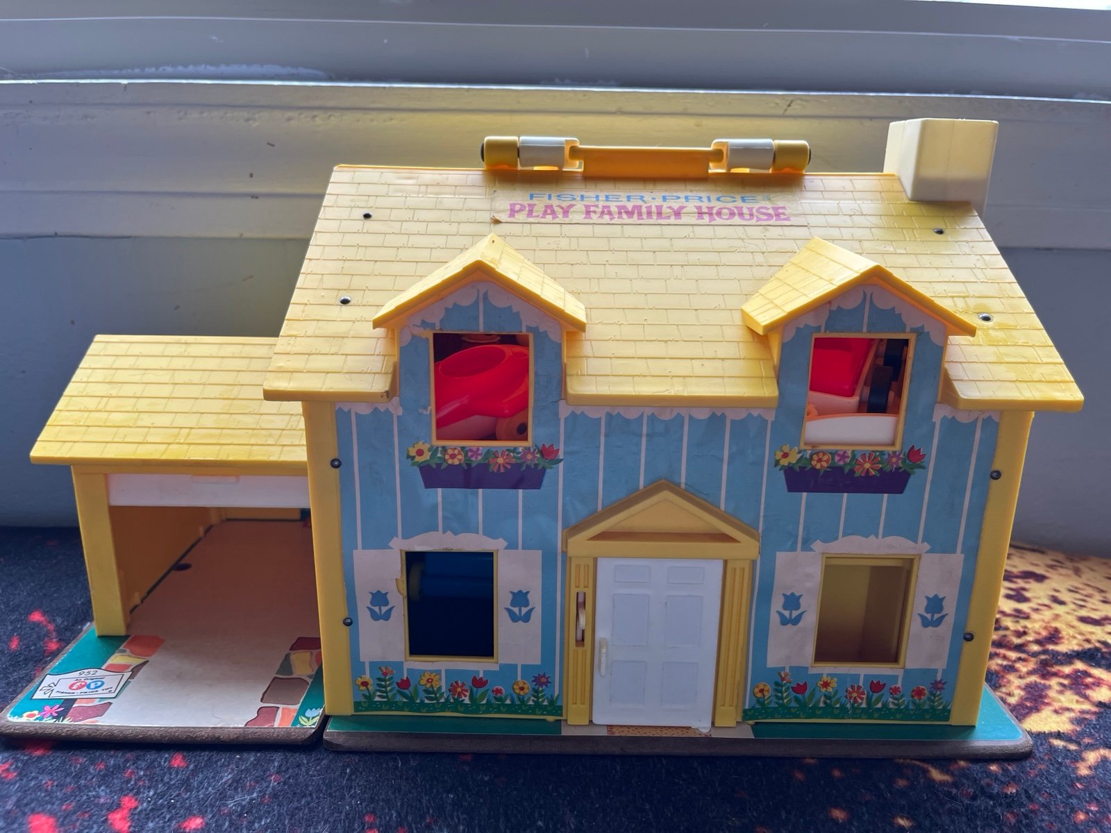 VINTAGE FISHER PRICE LITTLE PEOPLE PLAY FAMILY YELLOW HOUSE Comes with box.