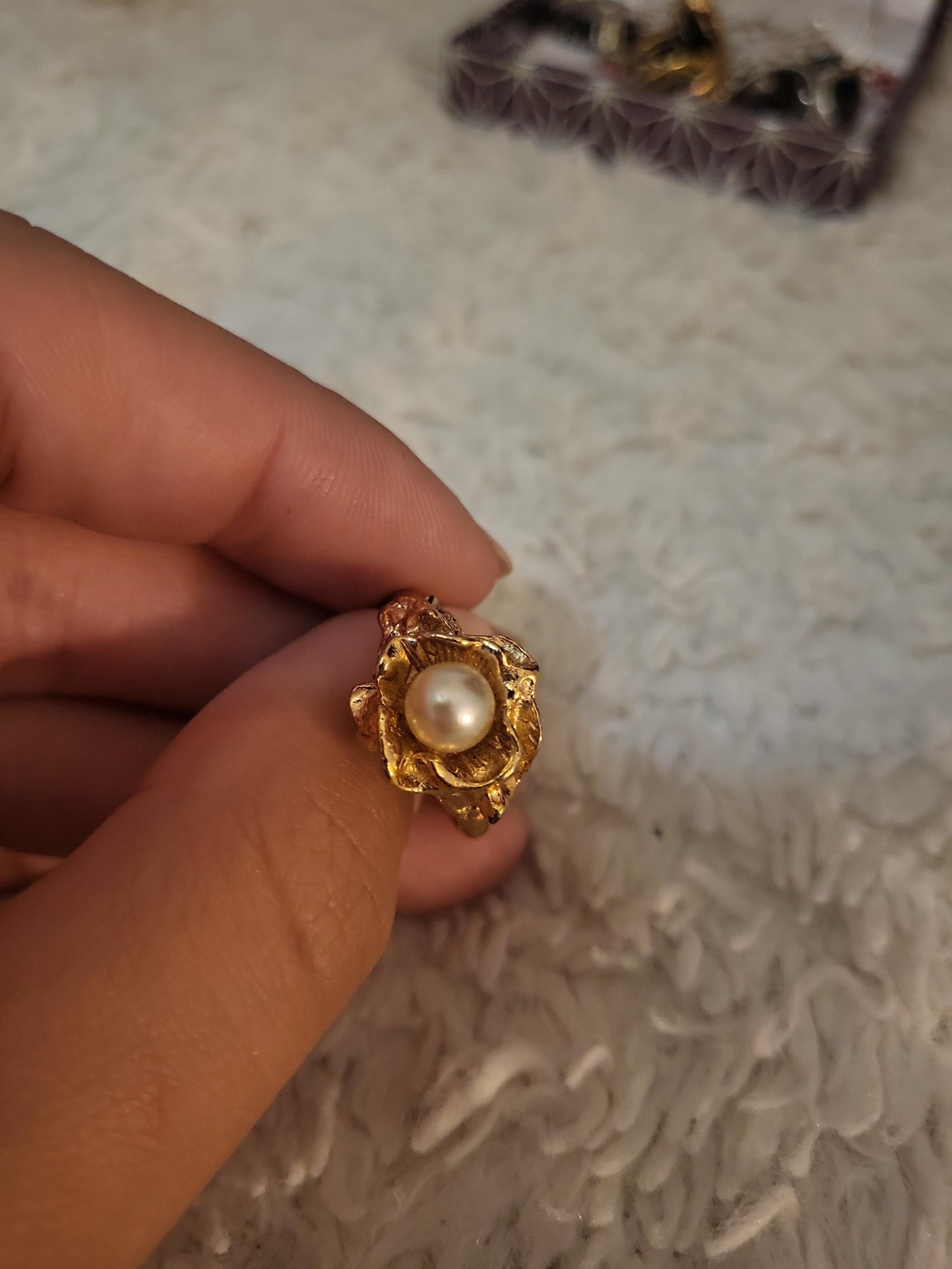 Gold pearl ring