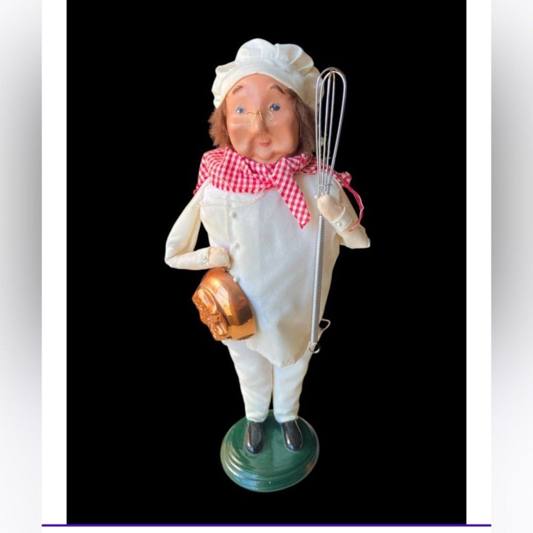 BYERS CHOICE CHEF BAKER WITH PAN MOLD &WISK CAROLER 2009, RARE