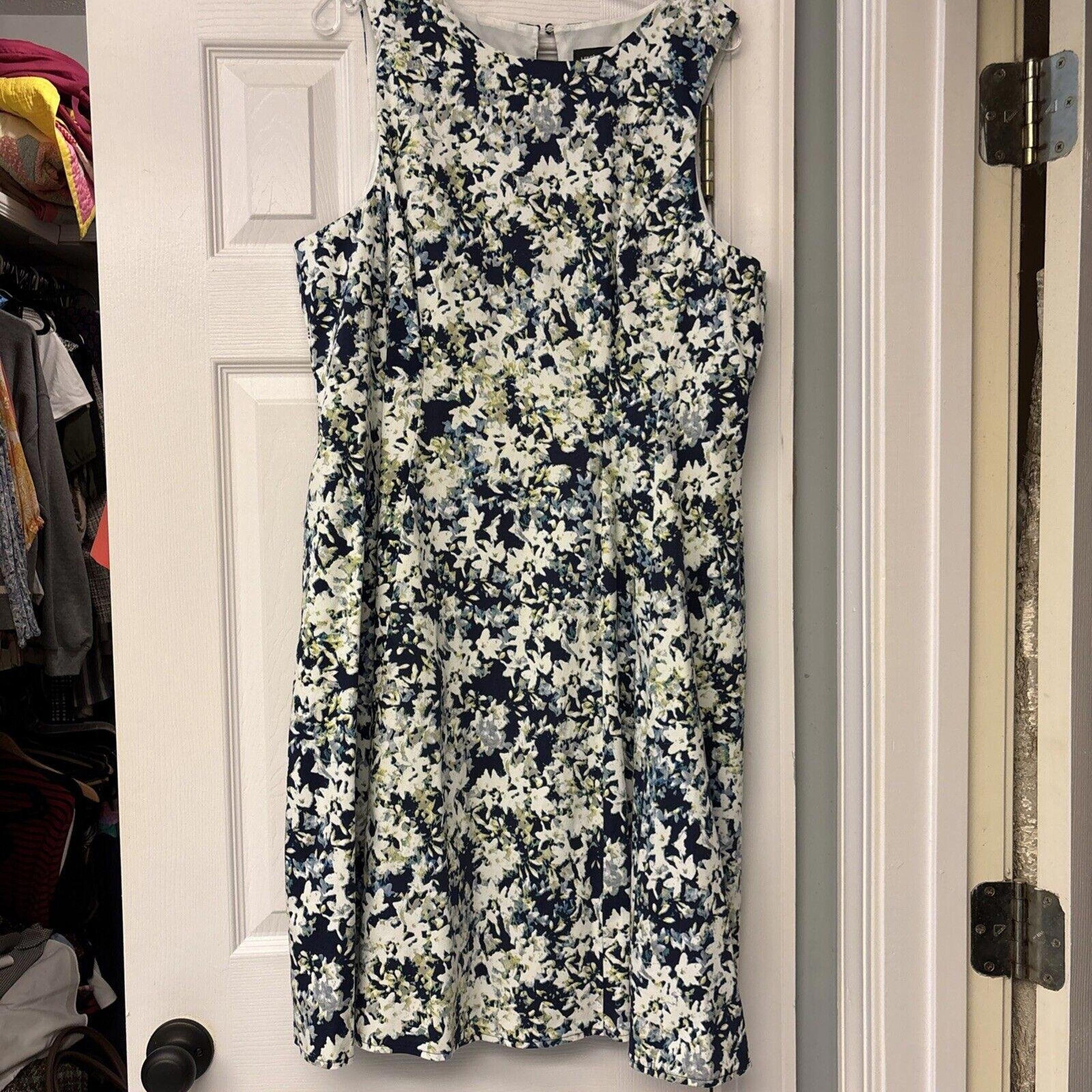 Liz Claiborne Sleeveless Lined Floral Dress Navy , White & Green.  Size 18.