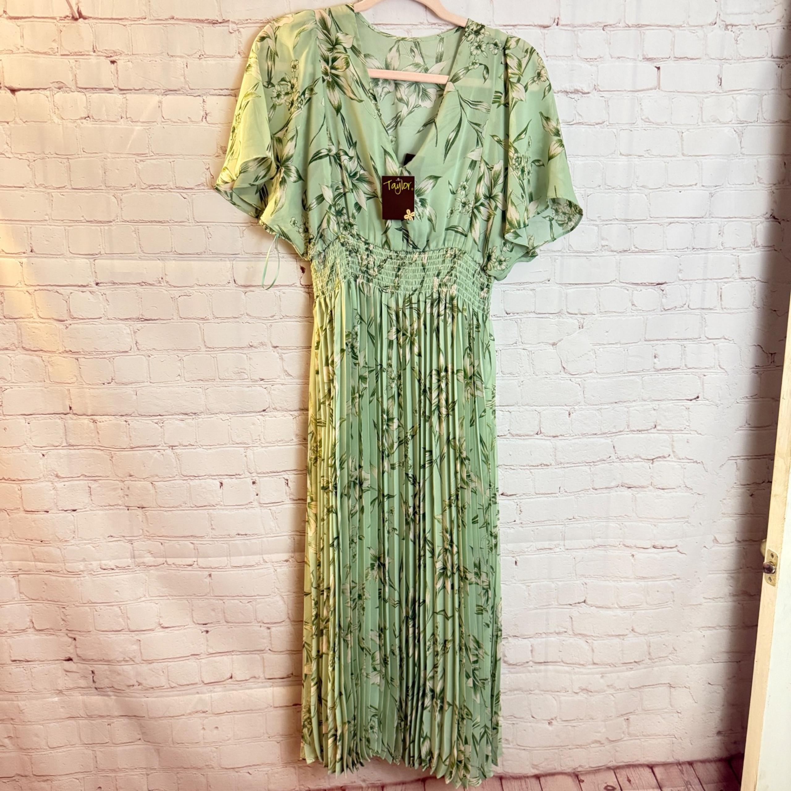 Taylor NWT Floral Print Pleated Maxi Dress Green Women's Size XS - Taylor Dresses
