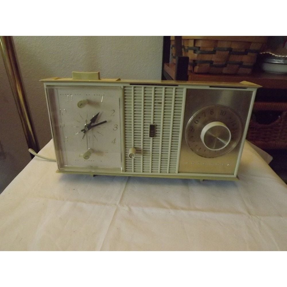 Vintage Dijon Gold 1963 Motorola Model C25SK Vacuum Tube AM Clock Radio *READ*
