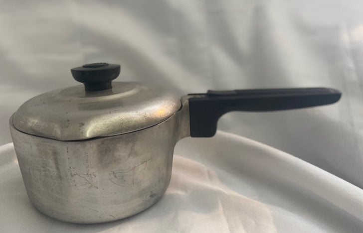 vintage Magnaite 1 1/2 quart pot & lid