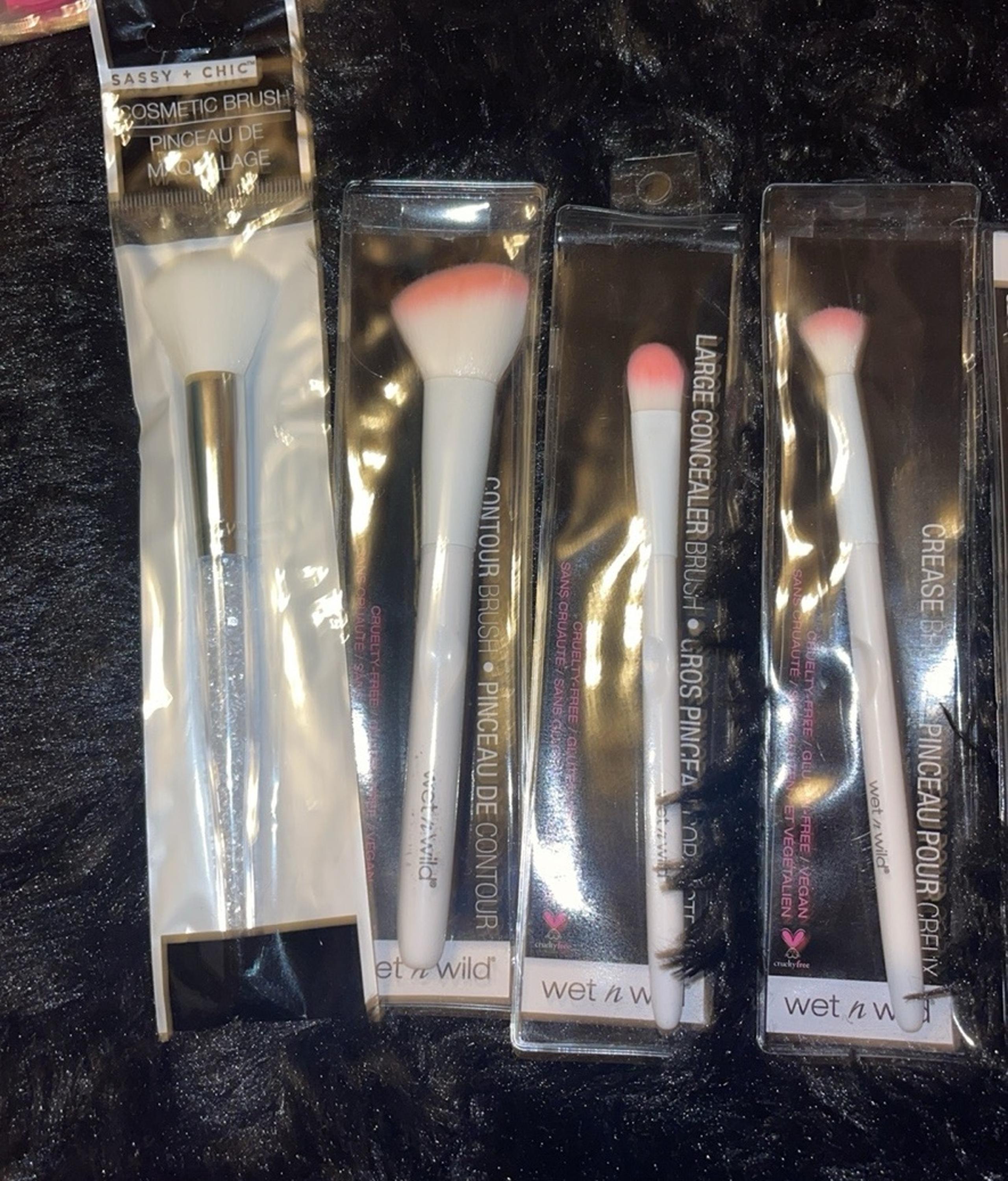 Make up brushes + makeup sponge