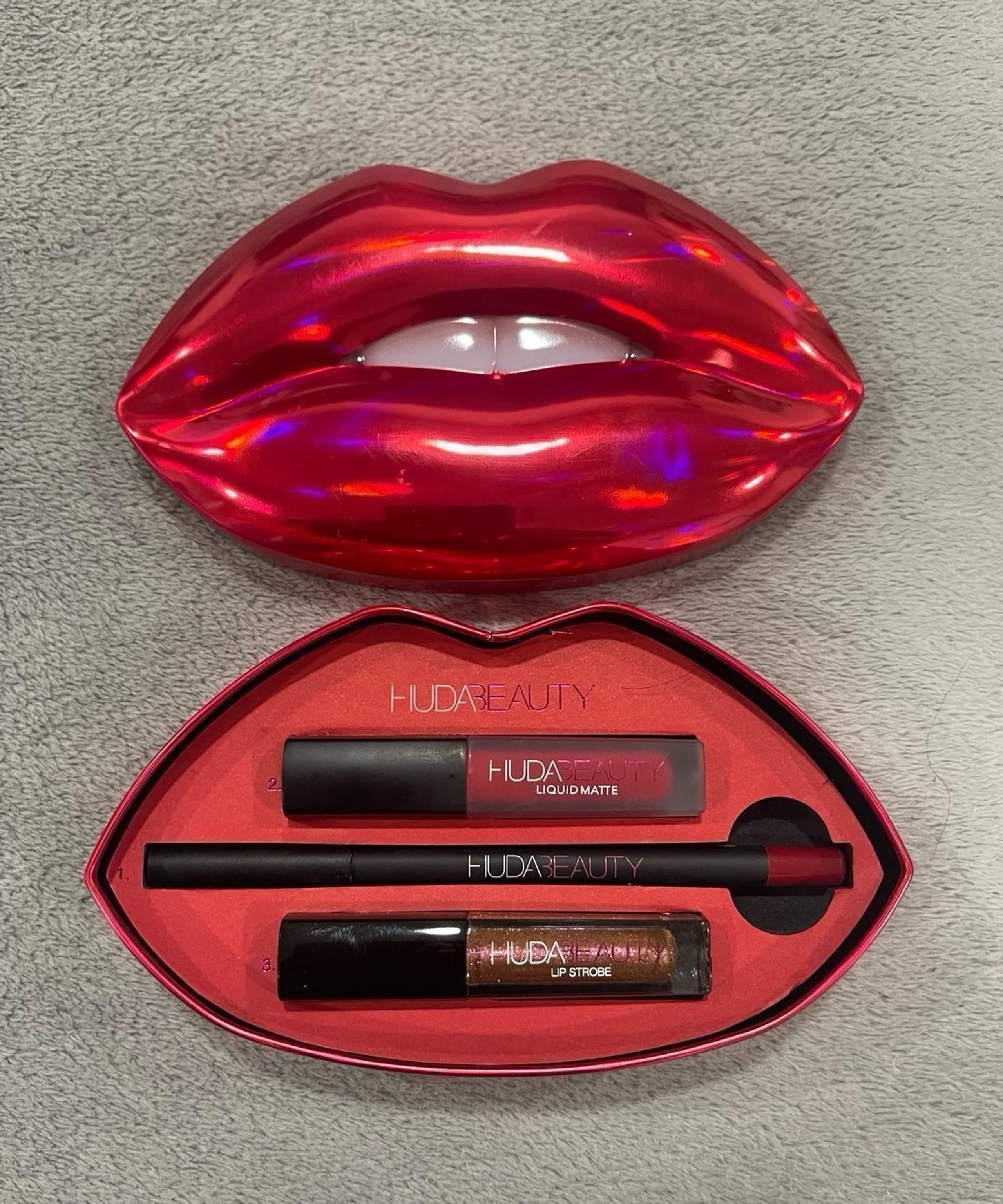 Huda beauty contour and strobe lip set