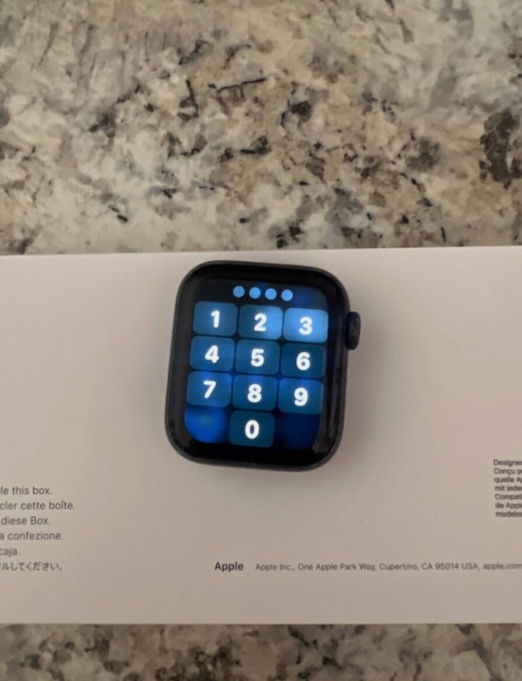Used black Apple Watch SE (2020) black band