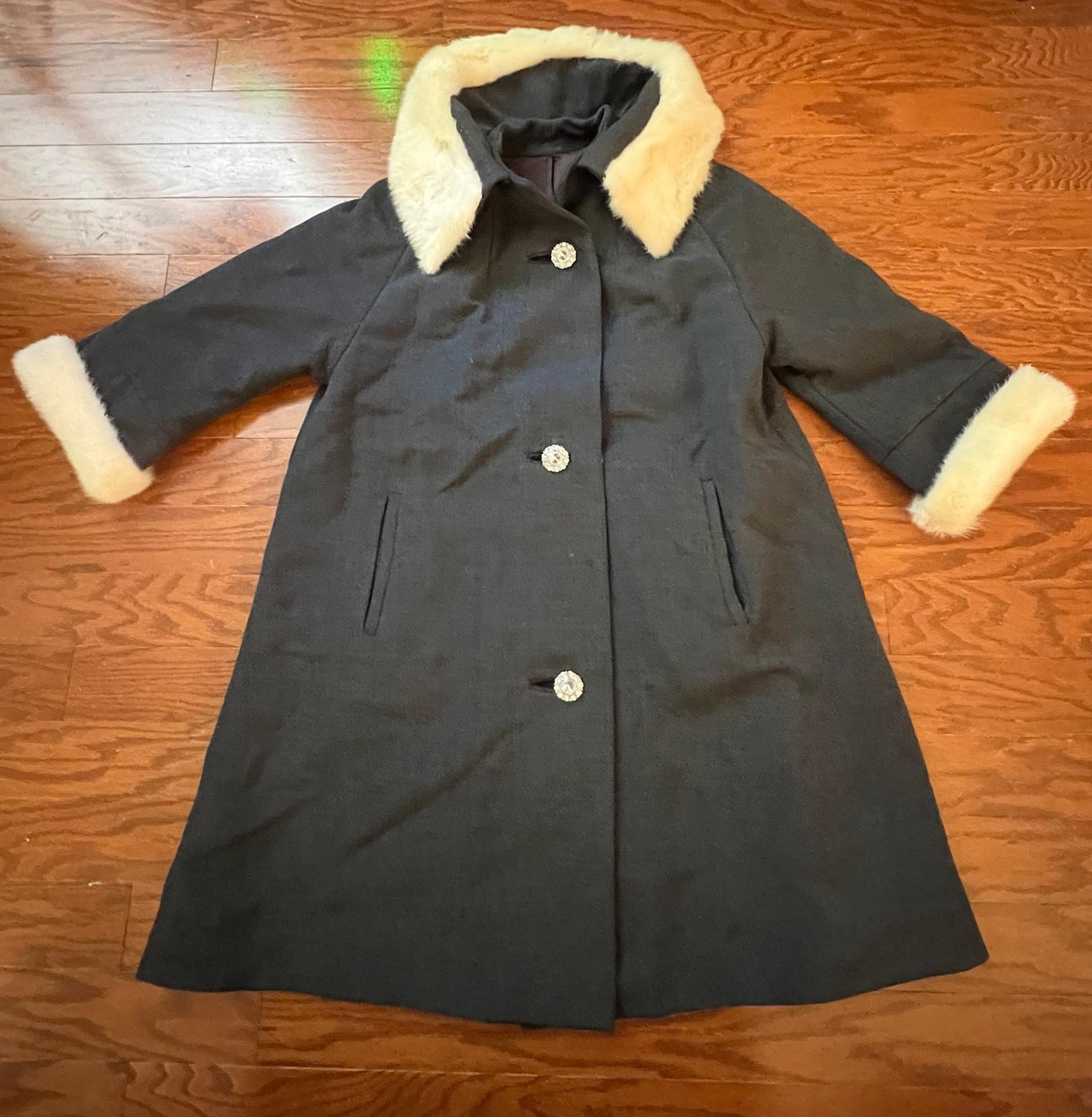 Vintage 1960s Stratton Women’s Wool Coat w/ Fur Collar and Cuffs Very Good Cond!