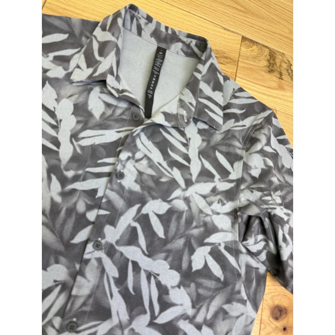 Lululemon Mens Hawaiian Shirt Floral Short Sleeve Gray Size Small NWOT
