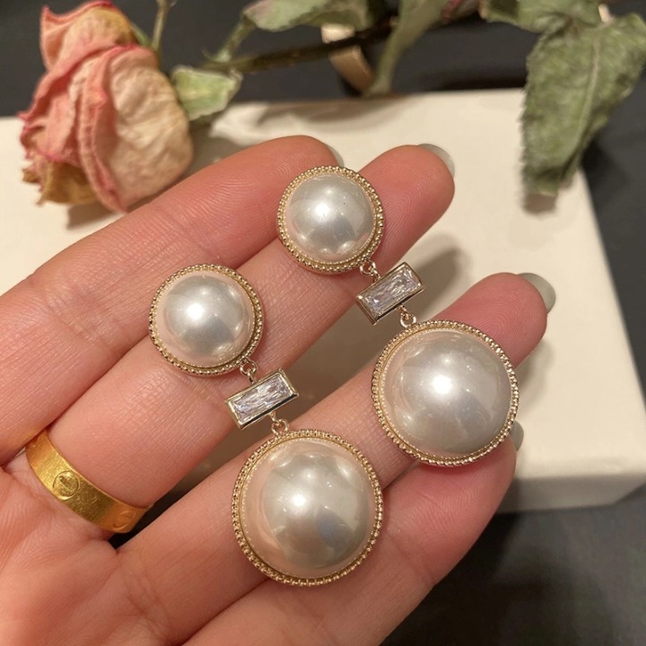 Exaggerated temperament pearl earrings
