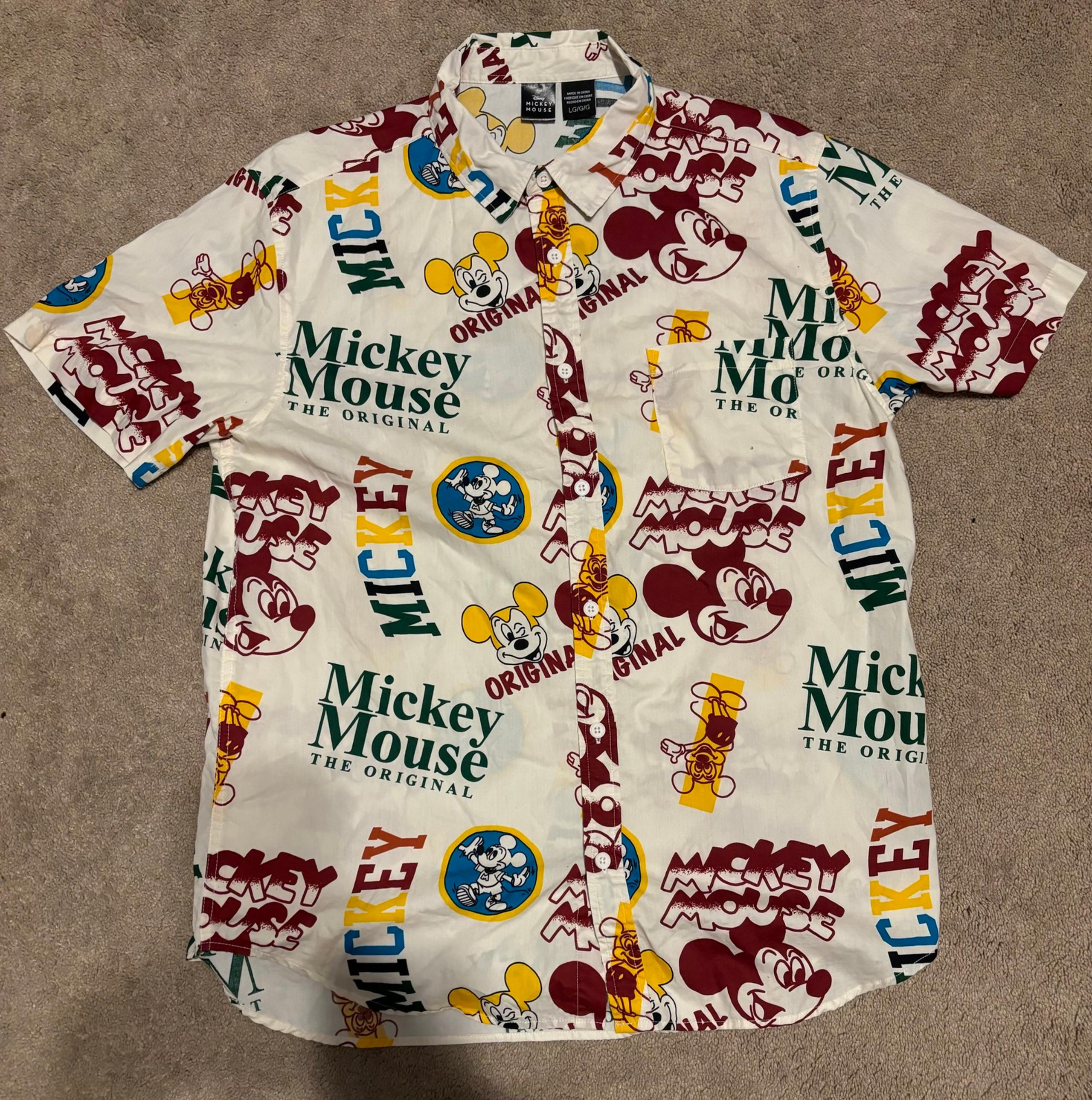 Disney Men’s Mickey Mouse Button Up Short Sleeve Shirt great condition!