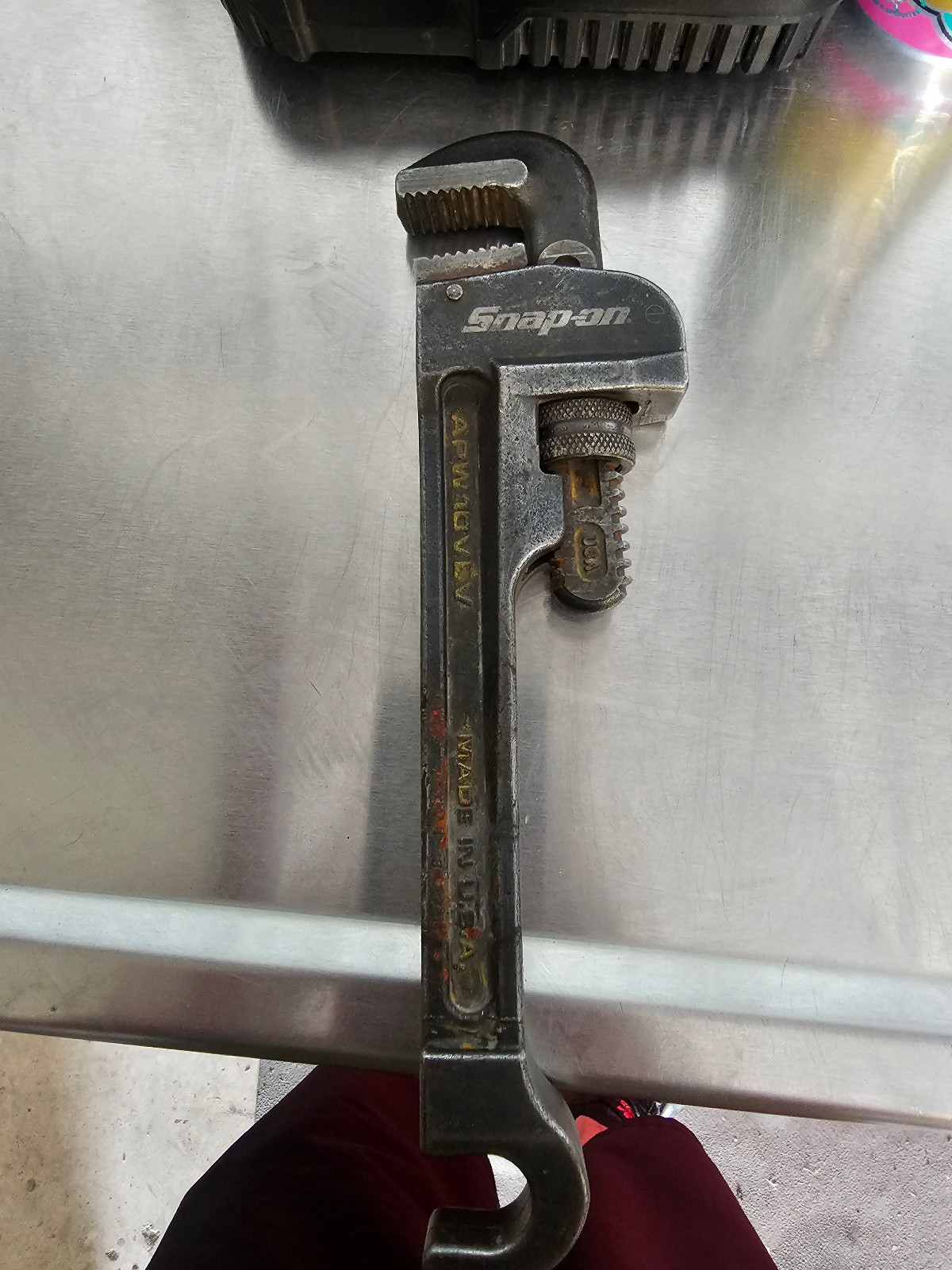 Snap-on valve wrench