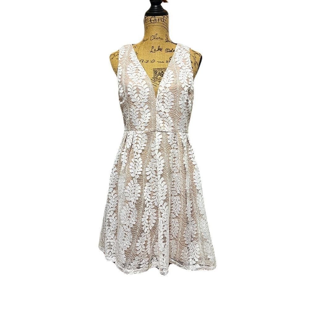 NWT Lulu's White Lace Dress & Plunge Neckline Boho Western size Large
