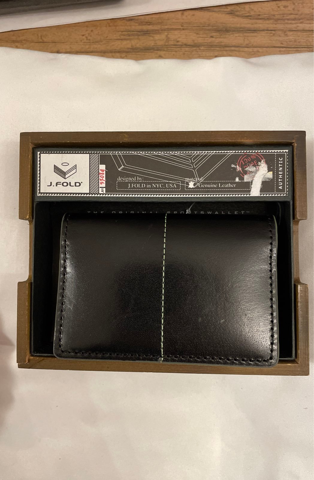 J. Fold black leather card carrier. Ne