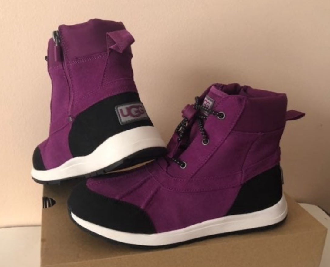 Ugg Turlock Waterproof Leather Snow Boot with side zipper. Size: 7.5