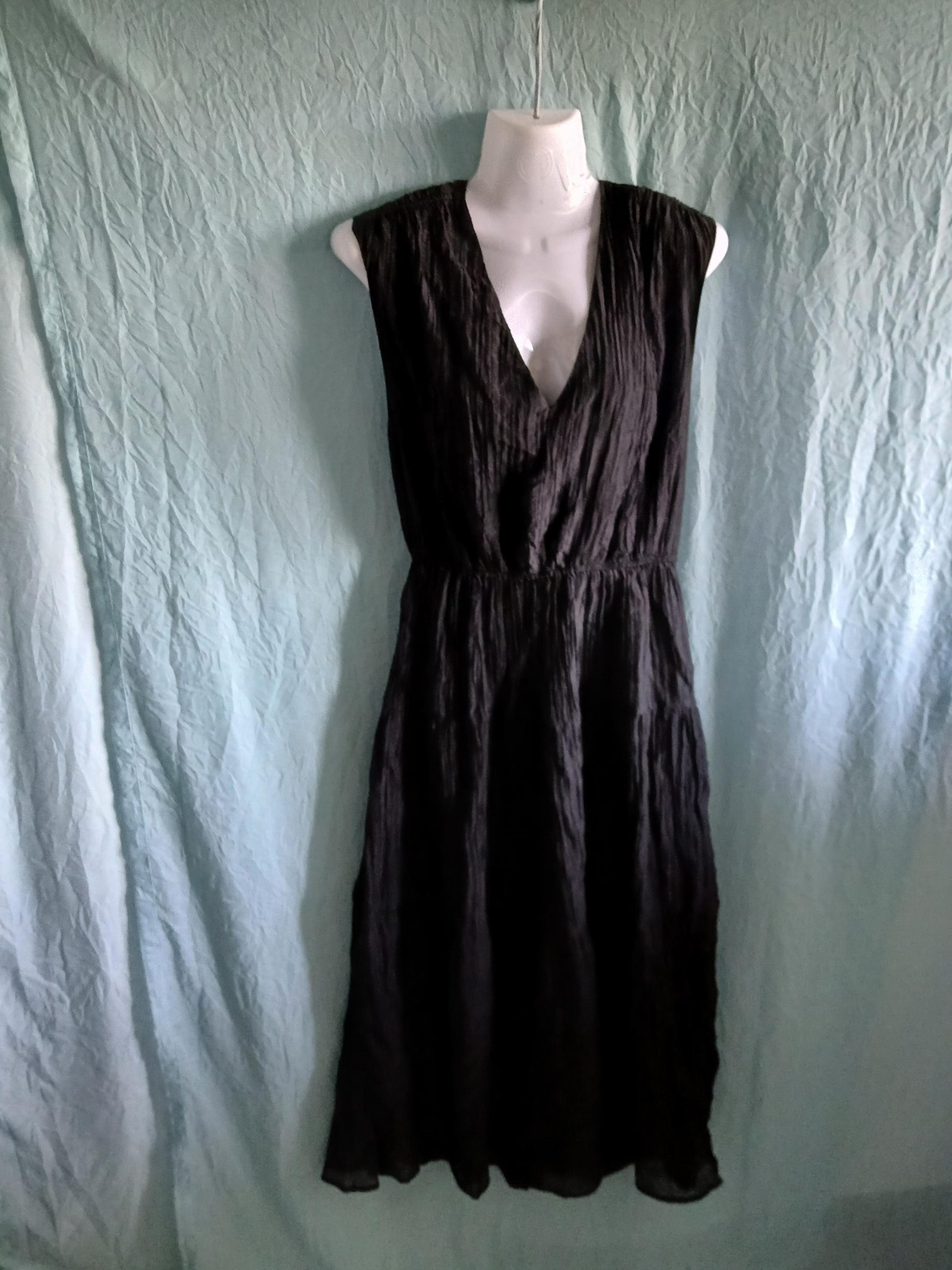 Evereve black midi lined dress w pockets. Medium