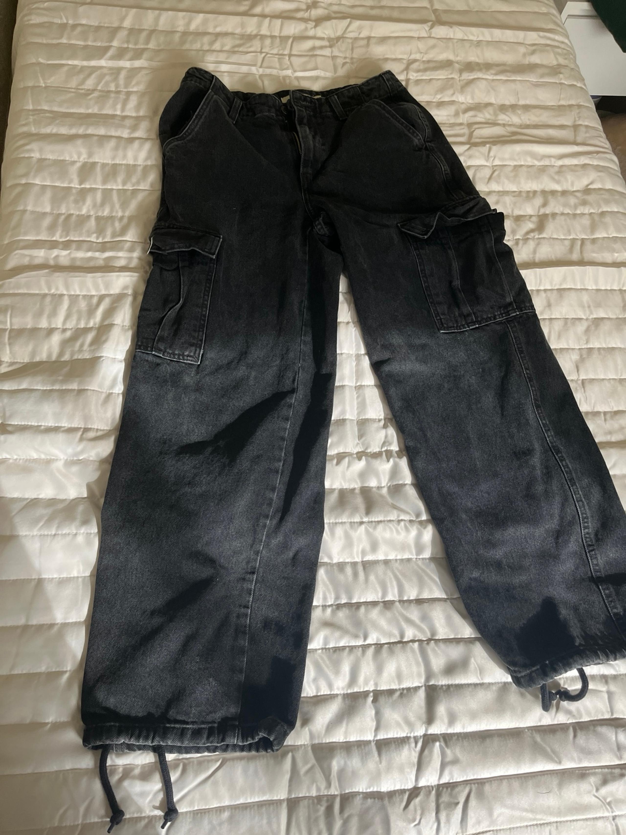 94 women’s Levi baggy cargo pants.