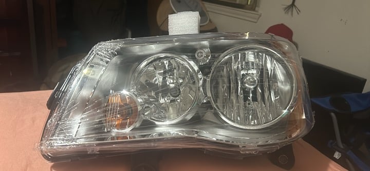 2016Chrysler Town and Country Headlight