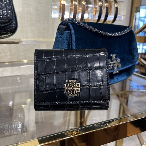 TORY BURCH BRITTEN EMBOSSED COMPACT WALLET BLACK 164019 1024