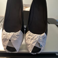 Vionic minna ballet flat - patent leather toecap and bow trim
