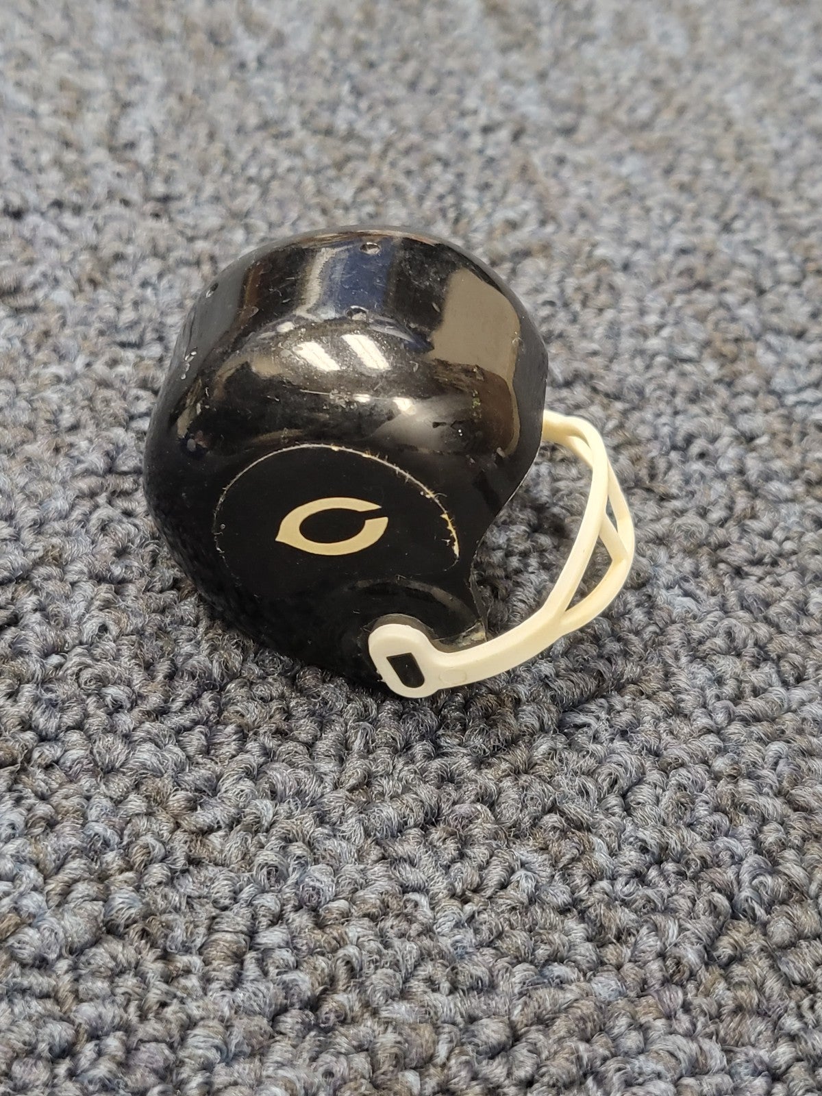 Vintage 1960's oiler raiders gumball machine mini football helmet