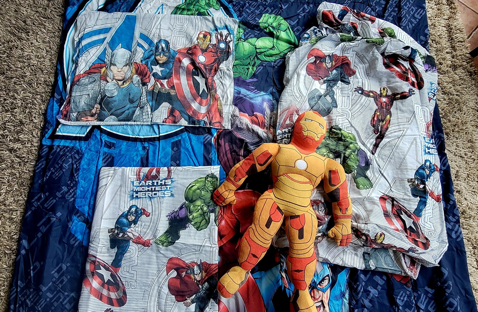 Twin reversible Avengers bed set w/ Ironman plush