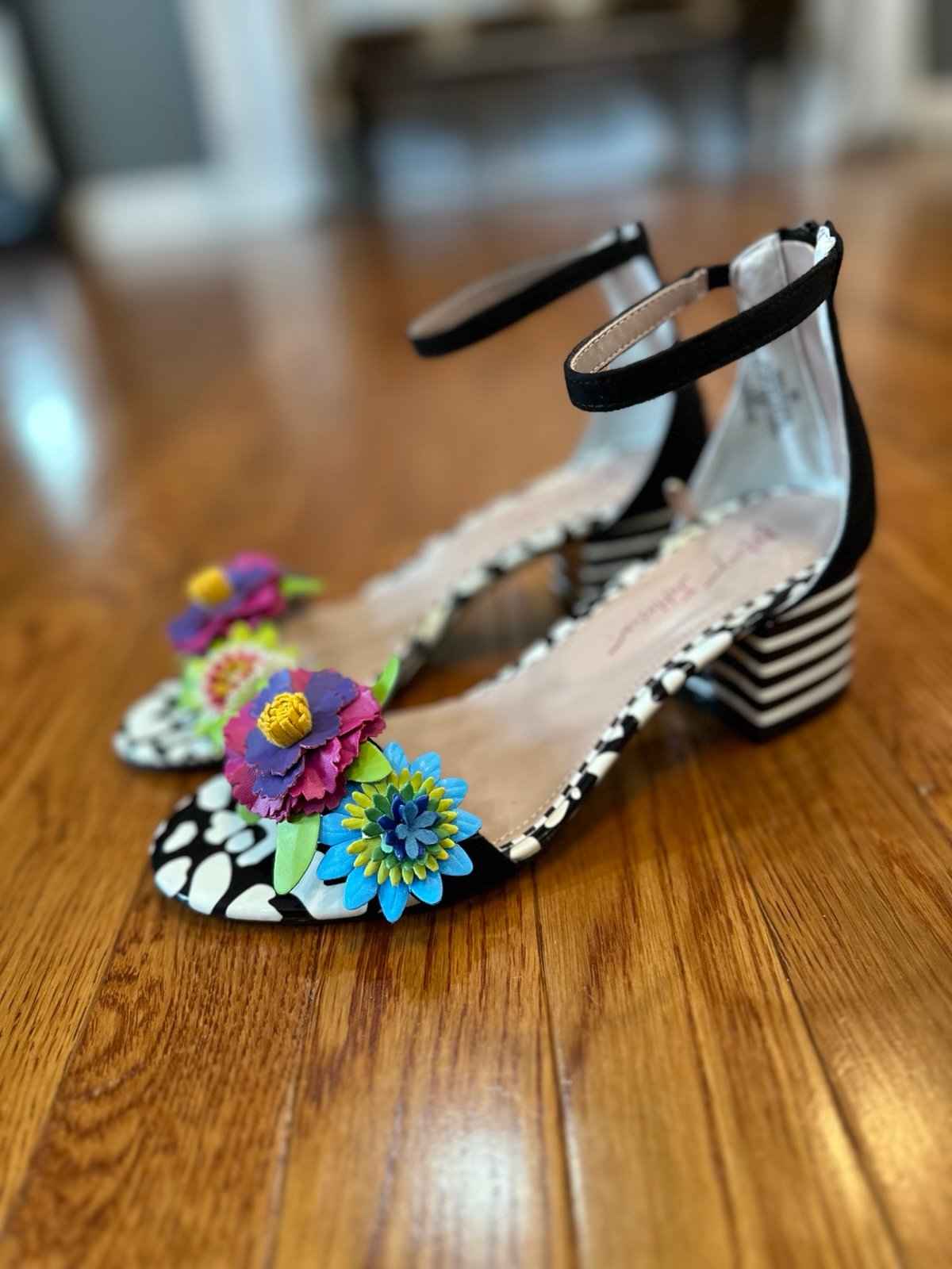 Betsey Johnson Indy lore floral sandals women’s size 7 like new condition