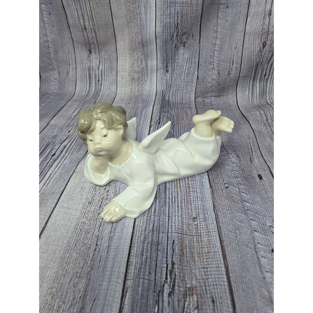Lladro Angel Laying Lying Down Cherub Porcelain Figurine #4541 Retired Figurine