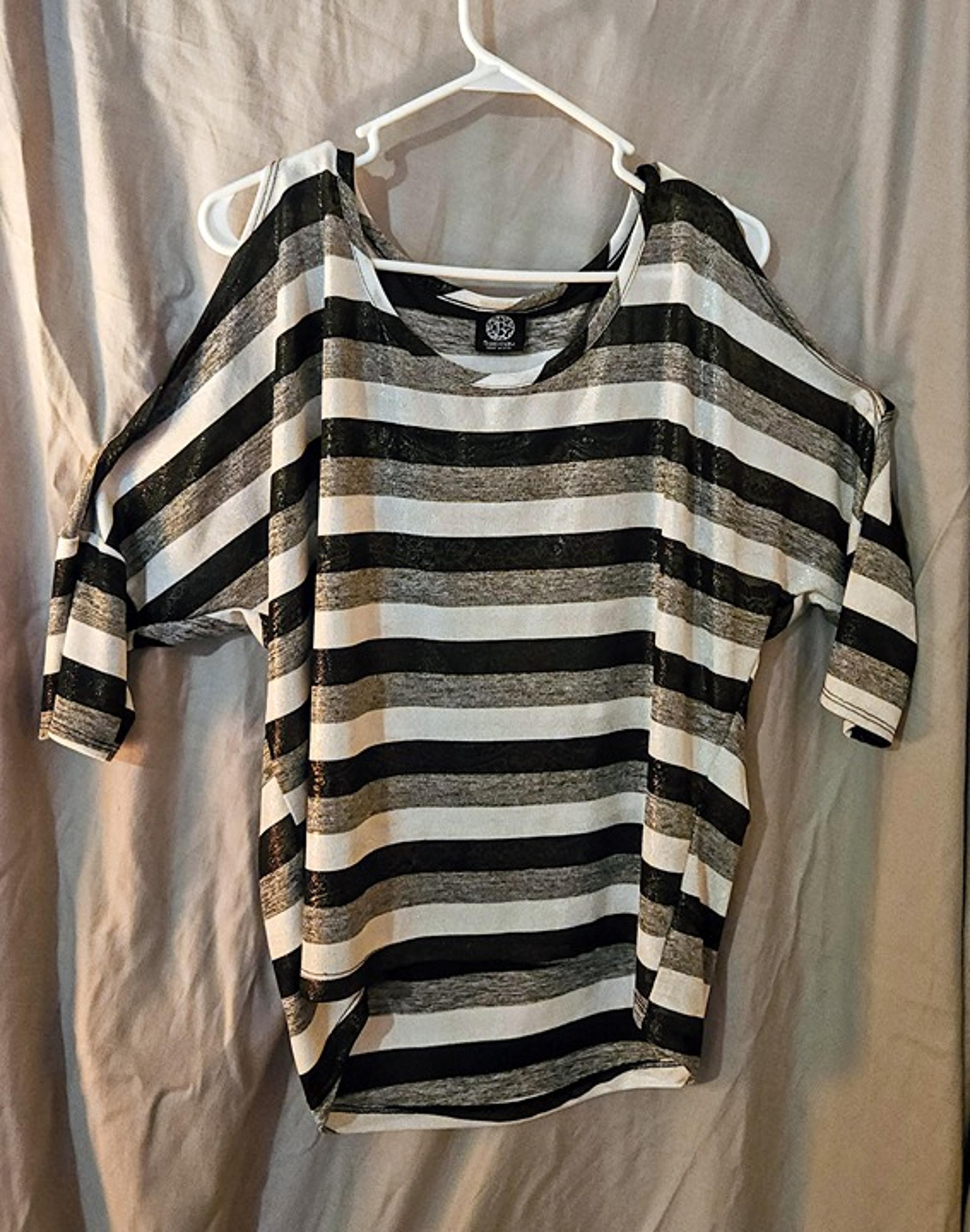 Bobeau Cold Shoulder Hi-Lo Shimmer QTR Sleeves Knit Top USA MADE