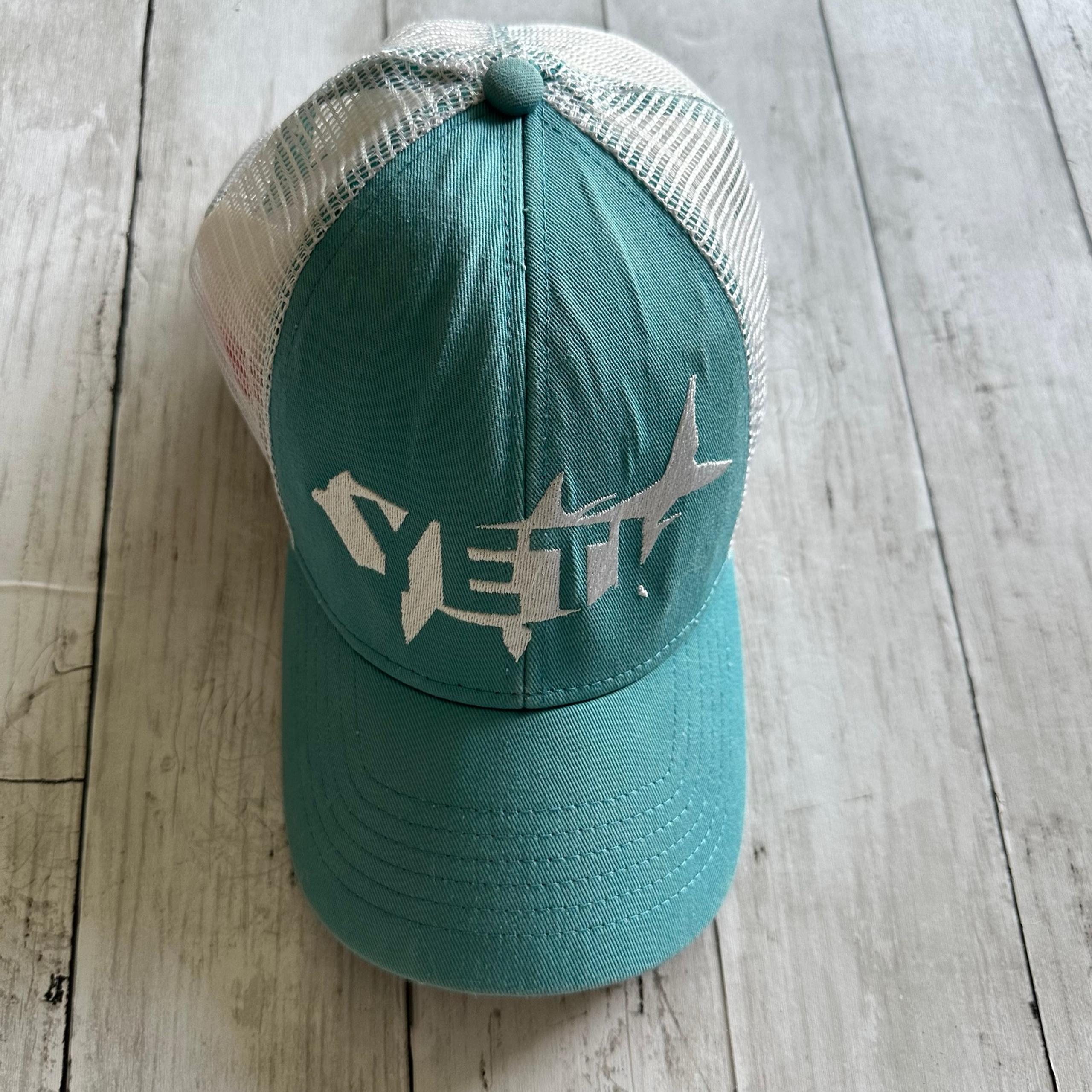 PREOWNED YETI MENS BLUE TRUCKER FISH HAT ADJUSTABLE SIZE