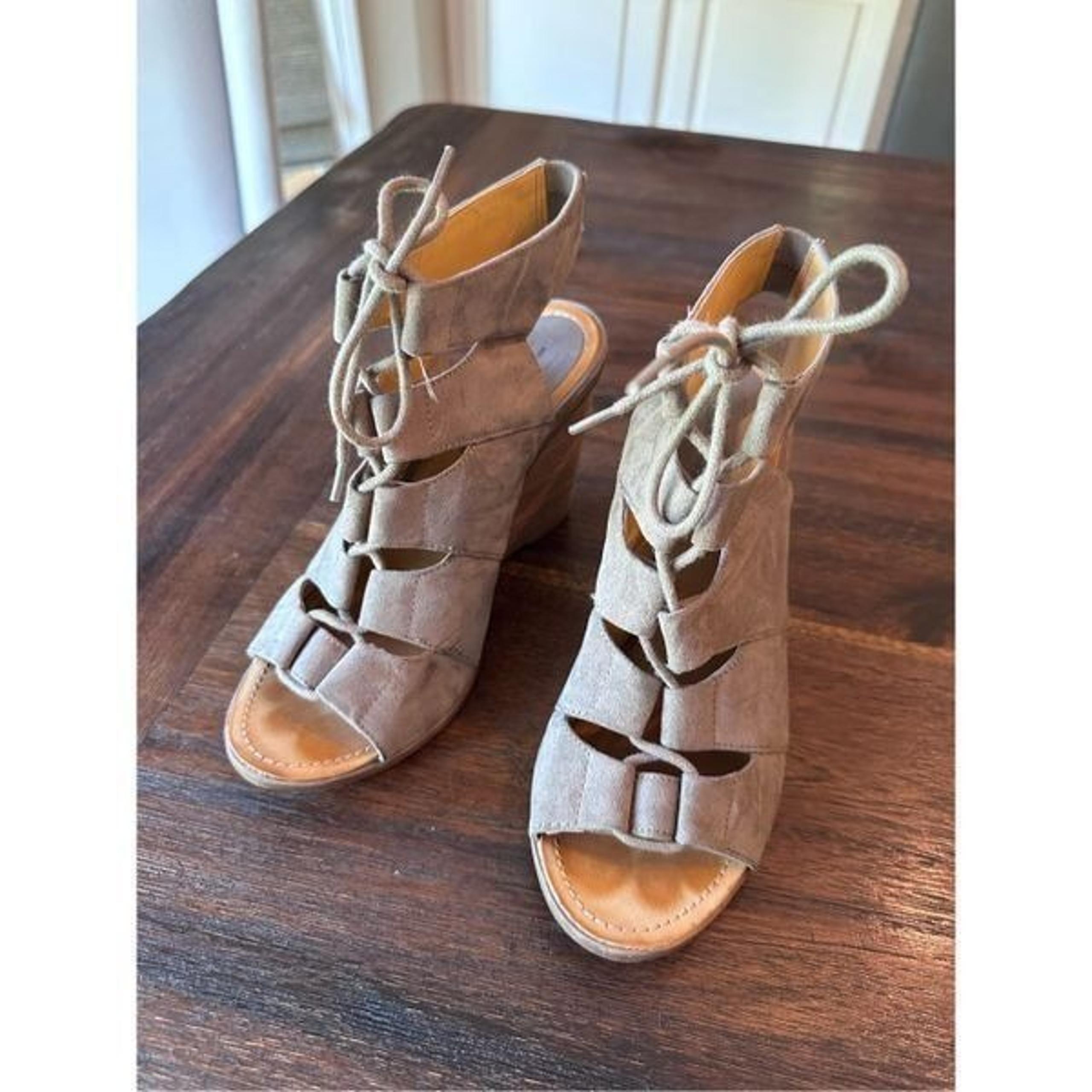 Melrose and Market Calista Wedge sandal