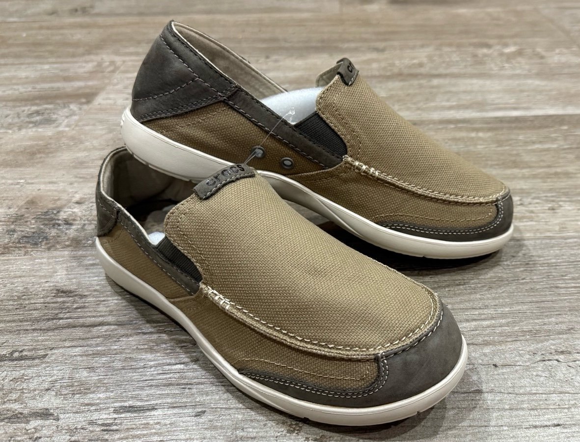 NEW CROCS M9 WALU LUXE CANVAS W/ LEATHER NON-SLIP LOAFER. KHAKI/MUSHROOM. 203473