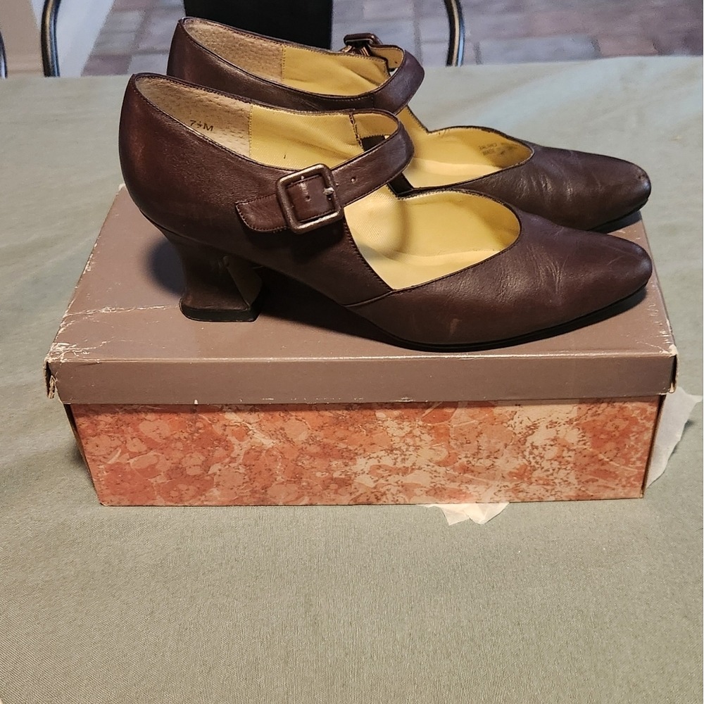 Elegant Brown Mary Jane Heels Connie Brand Vintage Size 7.5