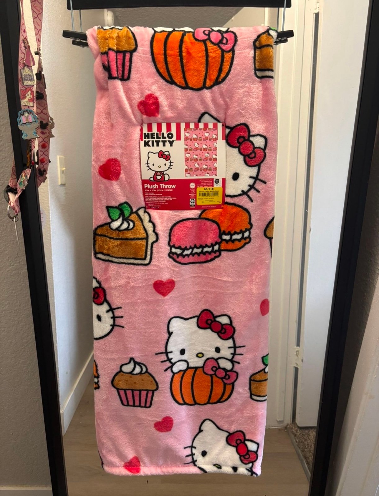 Hello Kitty macaroon blanket