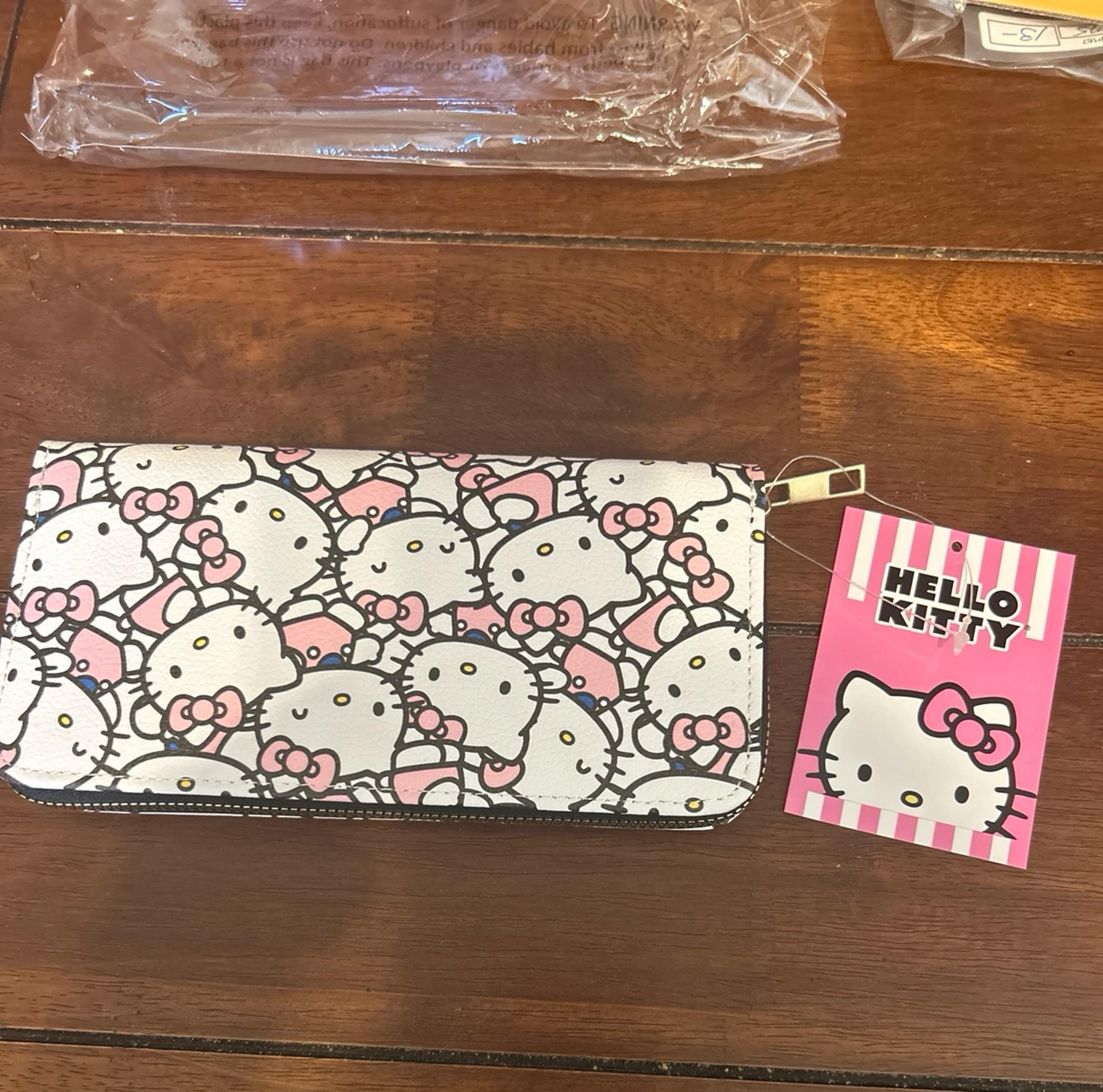 Sanrio Hello Kitty women’s / kids  7 1/2” inches long wallet