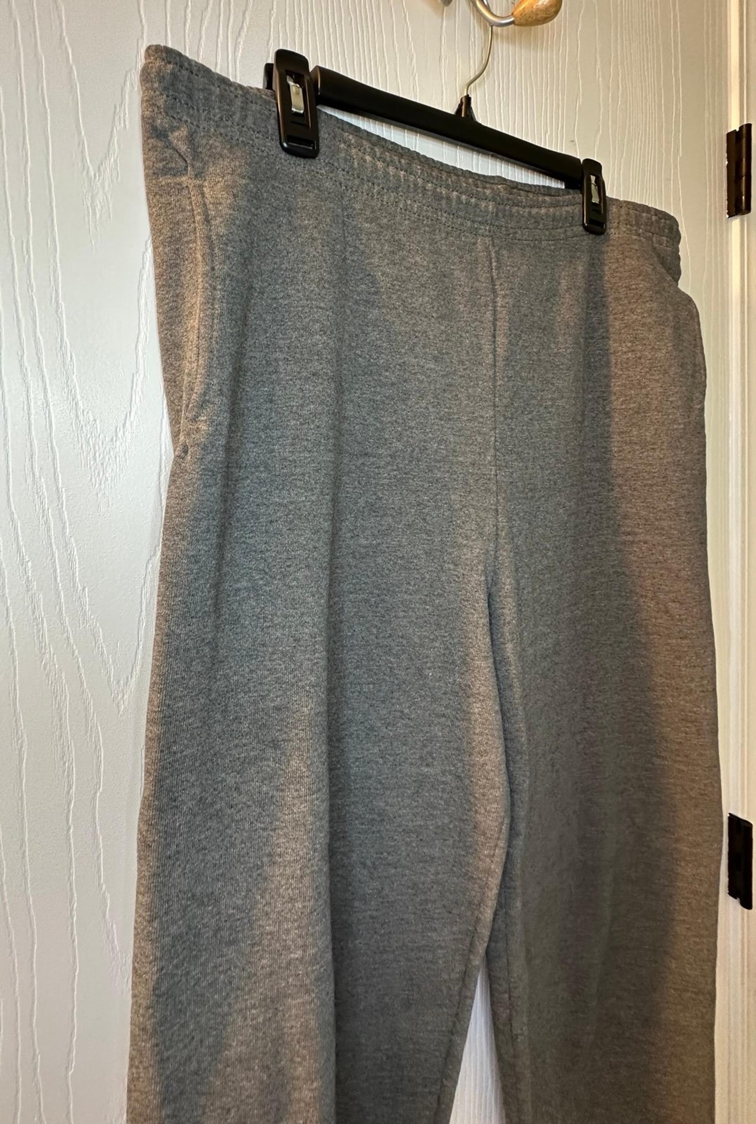 Wilson gray sweat pants joggers pockets men’s large
Inseam 27.5”