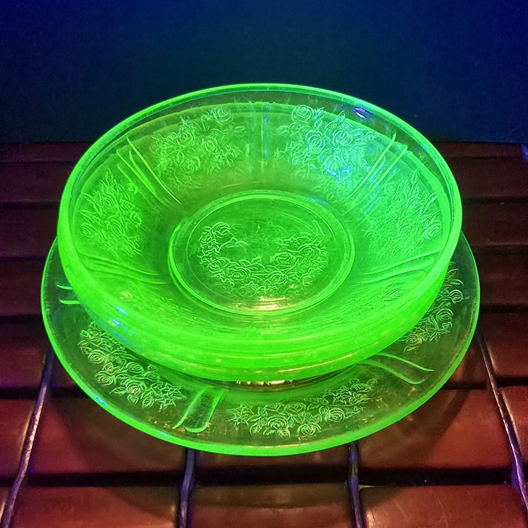 Federal Uranium Glass Sharon Cabbage Rose 3 Bowls & 1 Plate UV Reactive
