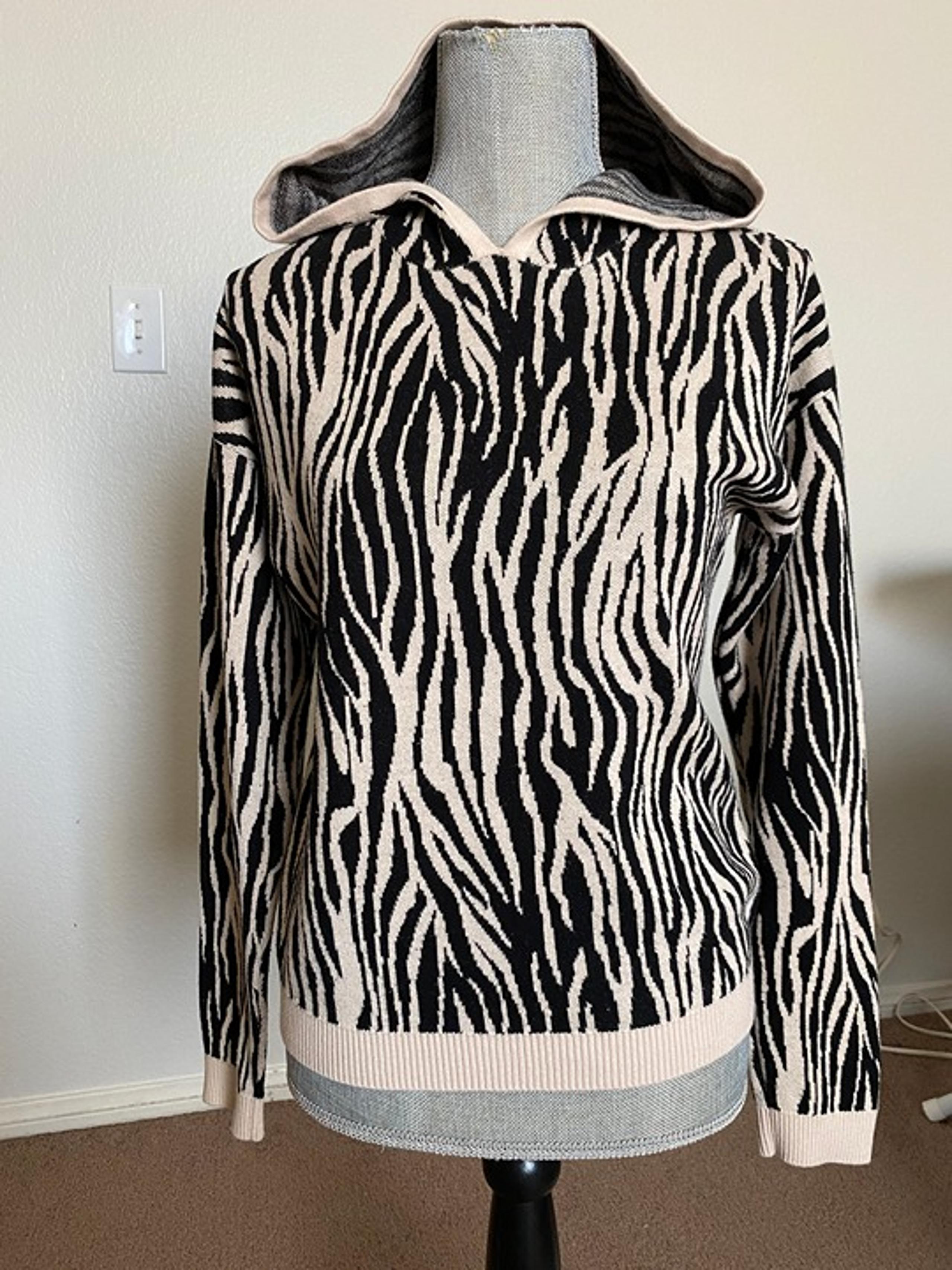 UEC Guess cream & black zebra hooded sweater /pullover Size-S