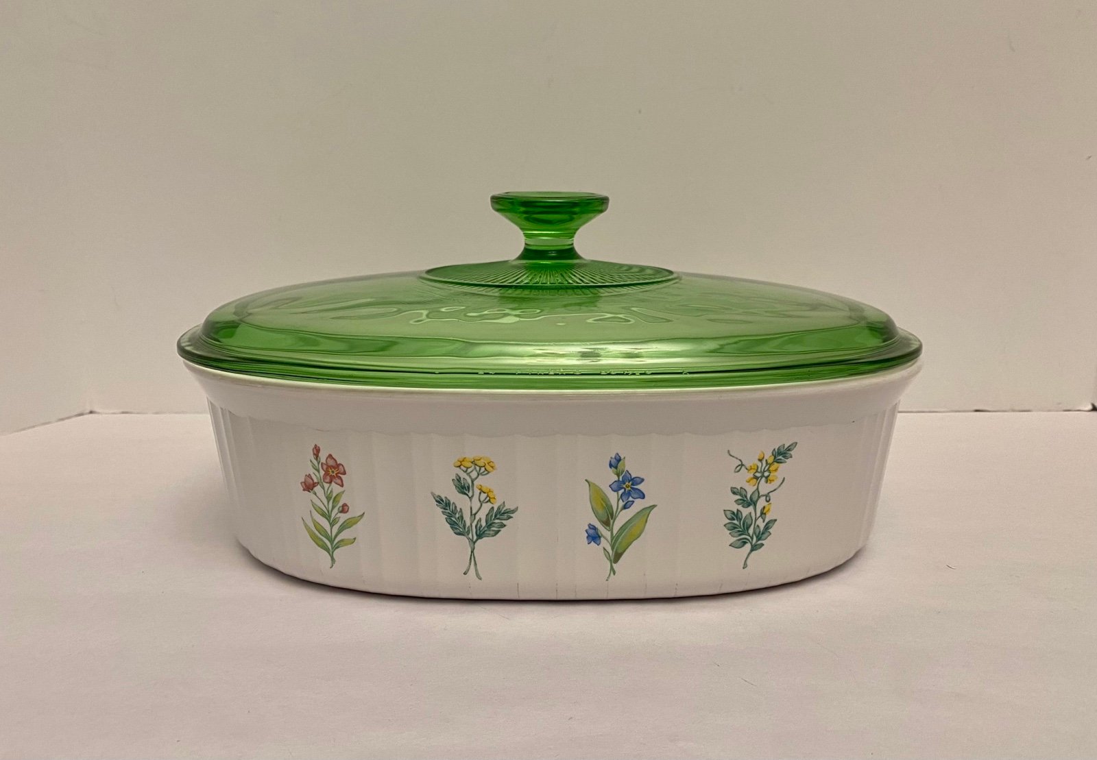 Corning Ware French White Floral Oval 2.8 Liter Covered Casserole Dish F-2-B.